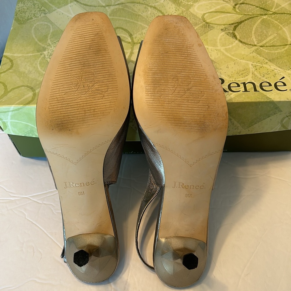 Free matching clutch! J. Renee silver metallic pumps. Size 9M - Picture 4 of 11